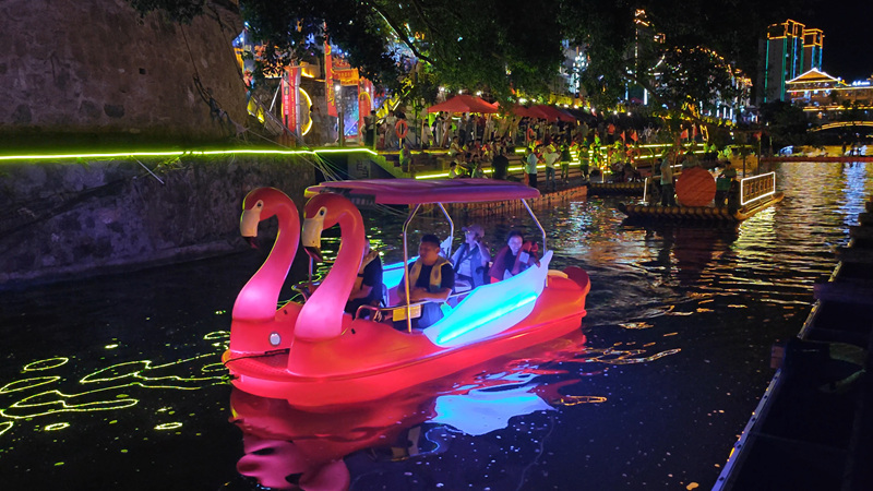 游客乘船游江。