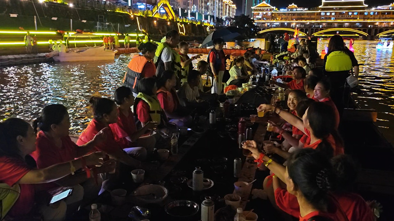 水族特色的長桌宴。