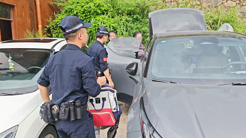 特（巡）警大隊正在救助中暑游客。