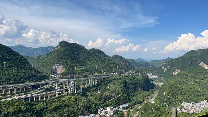 赫章縣塔山公園觀看到的畢威高速赫章互通立交。王永勝攝