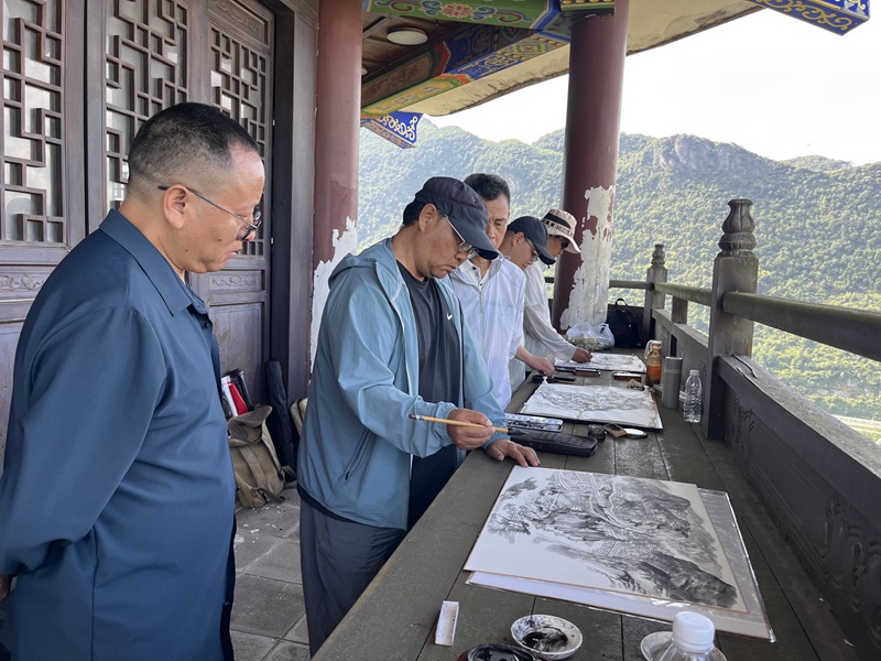 著名畫家王乘等在赫章塔山公園寫生。王永勝攝
