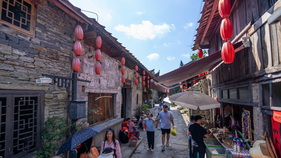 行進中國│古屯也趕“潮”走進屯堡，時光仿佛凝固：街巷兩側，石片做瓦的古樸民居錯落有致......