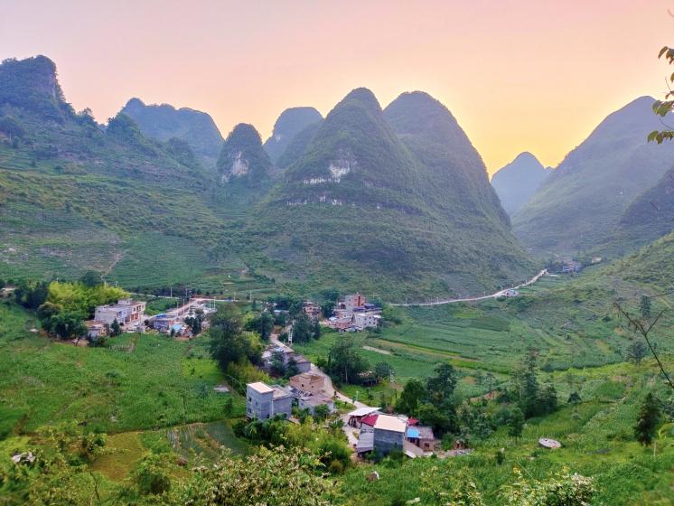 落日余暉下的紫云自治縣大營鎮芭茅村羊寨組。