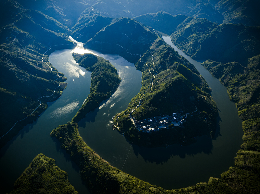 綠水青山孕育地質奇觀望謨河。龍張飛攝