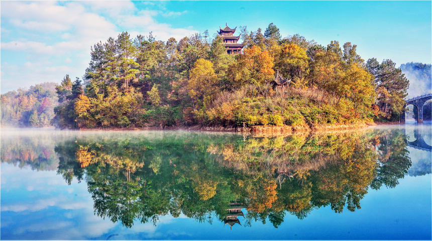 杜鵑湖美如畫。楊俊能攝