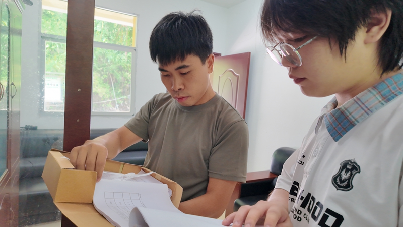 吳攀勝查看巡察記錄。稅會靜攝