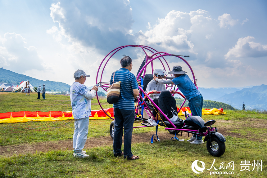 游客在野玉海飛行營地解鎖山地新玩法。人民網記者 涂敏攝