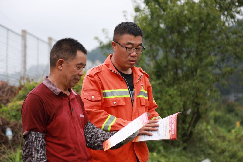 王濤正在給群眾宣傳森林防火知識。