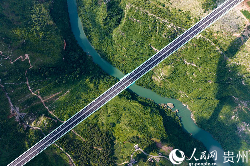 建設中的花江峽谷大橋橫亙于峽谷之上。人民網記者 涂敏攝