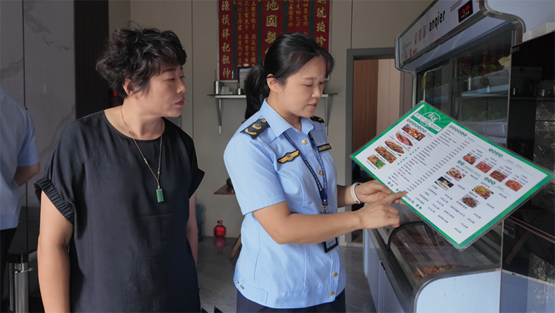 市場監管局對景區及周邊重點餐飲服務單位進行集中檢查與規范指導。