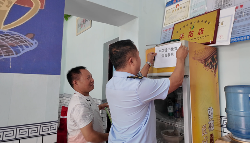 市場監管局在醒目位置張貼“免費提供符合衛生標準的餐具”提示。