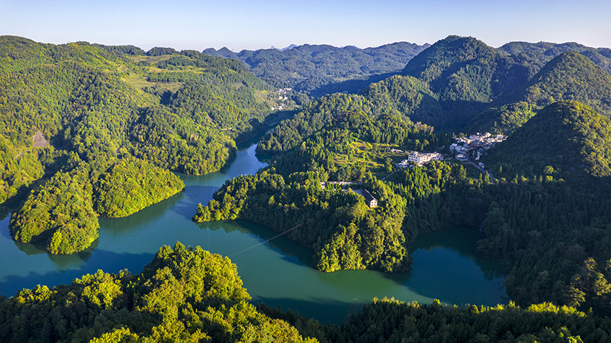 2025年8月14日航拍的貴州省畢節市百里杜鵑管理區境內的百里杜鵑湖。 