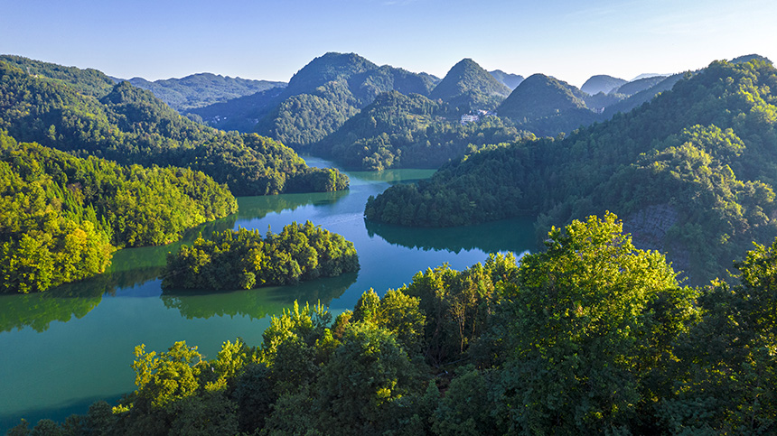 2025年8月14日航拍的貴州省畢節市百里杜鵑管理區境內的百里杜鵑湖。 