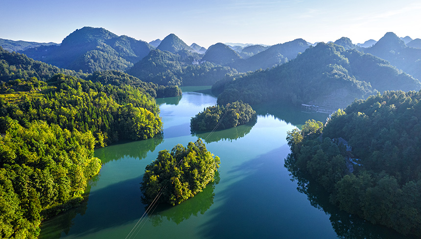 2025年8月14日航拍的貴州省畢節市百里杜鵑管理區境內的百里杜鵑湖。