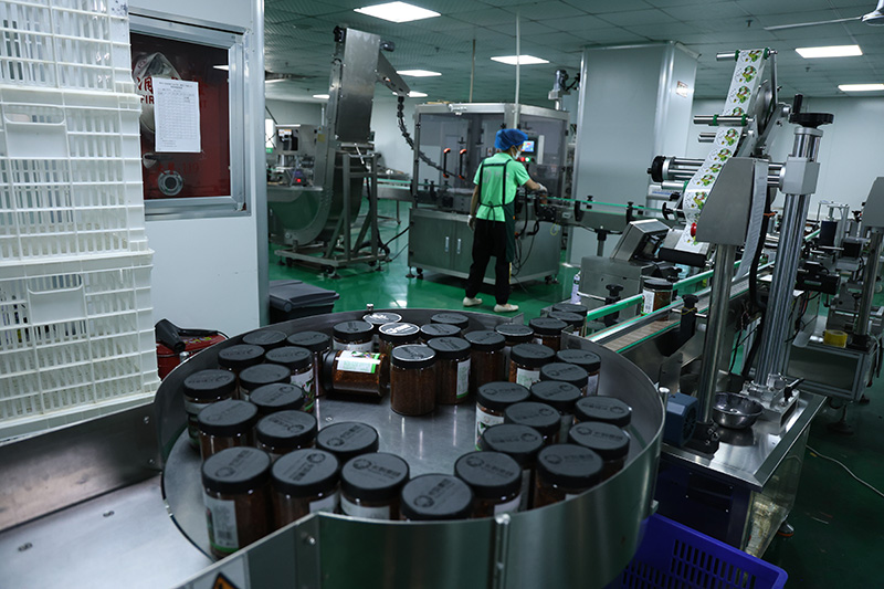 貴州卡媽農特產品開發集團的生產車間自動化封裝線 王月 攝