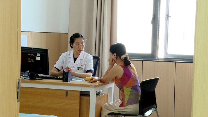 羅茵正細致地詢問患者病情，并為患者制定出個性化的治療方案。