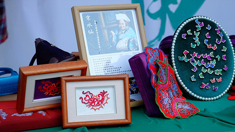 黔南非遺技藝作品展示。