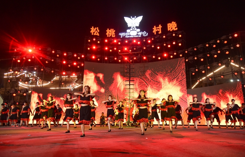 6月14日，松桃苗族自治縣舉行第10期“松桃村晚·村村PK賽”，沙壩河鄉的村民在表演《祭火》。.JPG