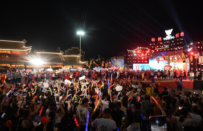 6月14日，松桃苗族自治縣舉行第10期“松桃村晚·村村PK賽”，吸引眾多省內外游客觀看節目。