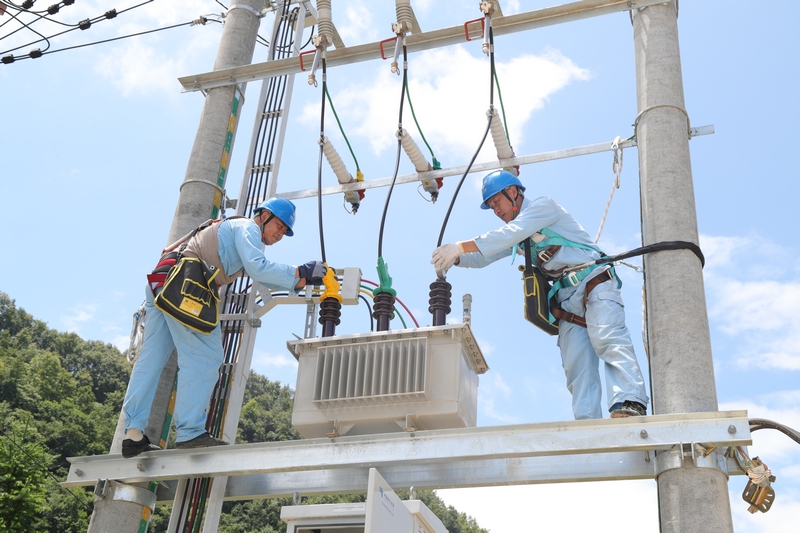 南方電網貴州興義望謨供電局供電局工作人員對邊王村新建的變壓器進行驗收搭火 (盧關文 攝