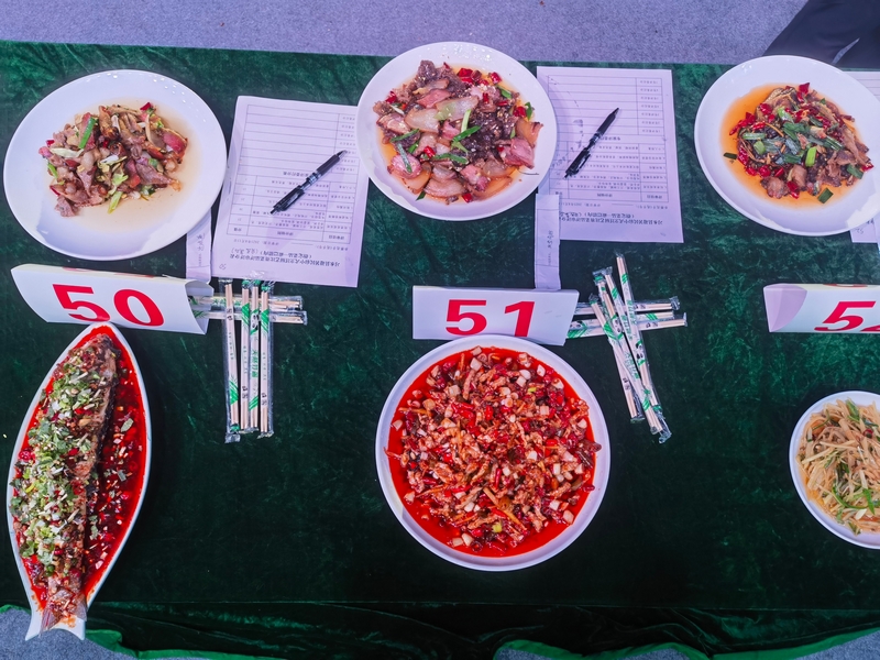 多樣參賽菜品整齊擺放，等待評選。稅會靜 攝.jpg