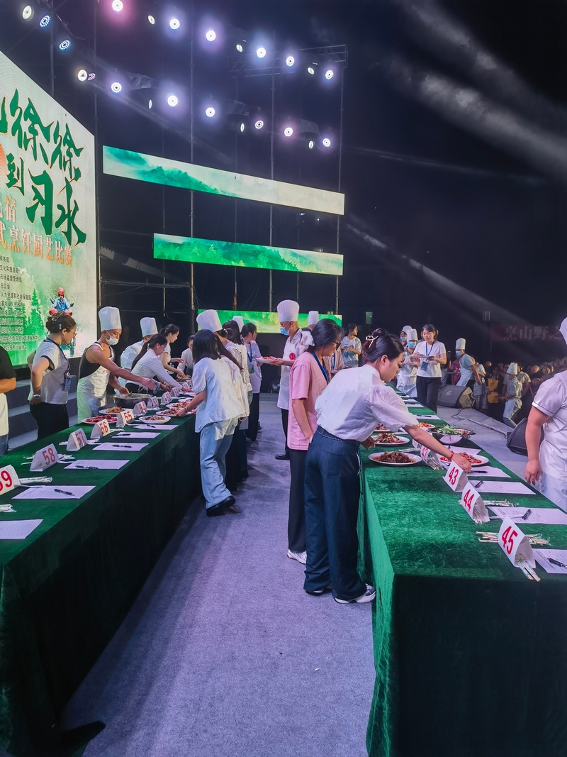 比賽現場，評委們仔細品鑒參賽菜品。稅會靜 攝.jpg