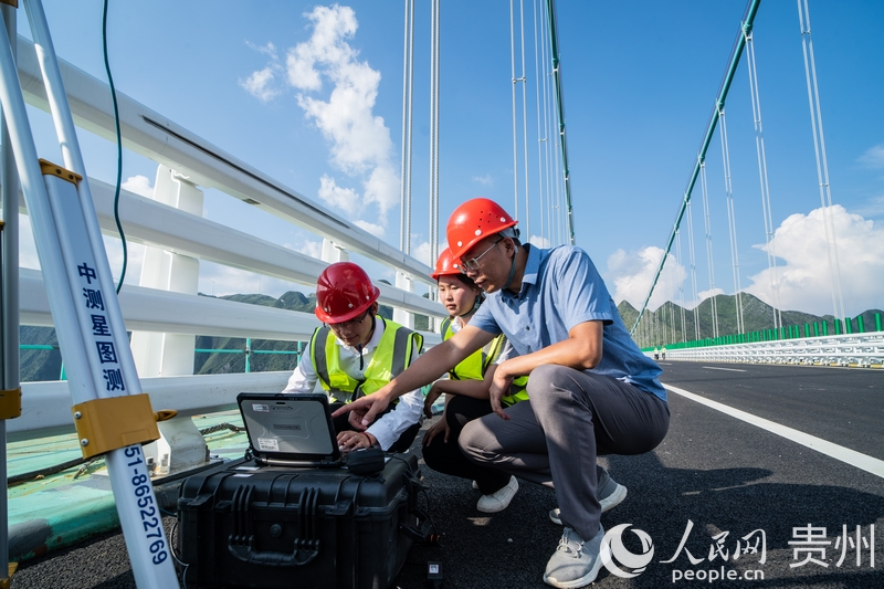 馬宗源在大橋上教學生如何使用測量工具。人民網 陽茜攝.jpg