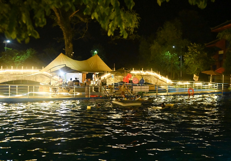 烏羅鎮桃花源景區改造的泳池已投入使用，游客在“夜泳”。
