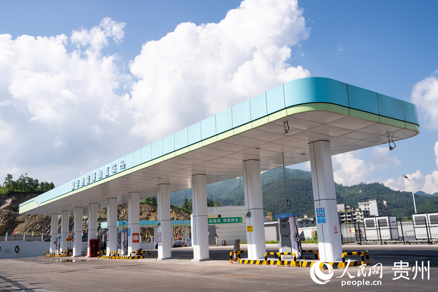 貴州美錦華宇“煤—焦—氫”綜合利用示范項目附近的加氫站。人民網記者 涂敏攝