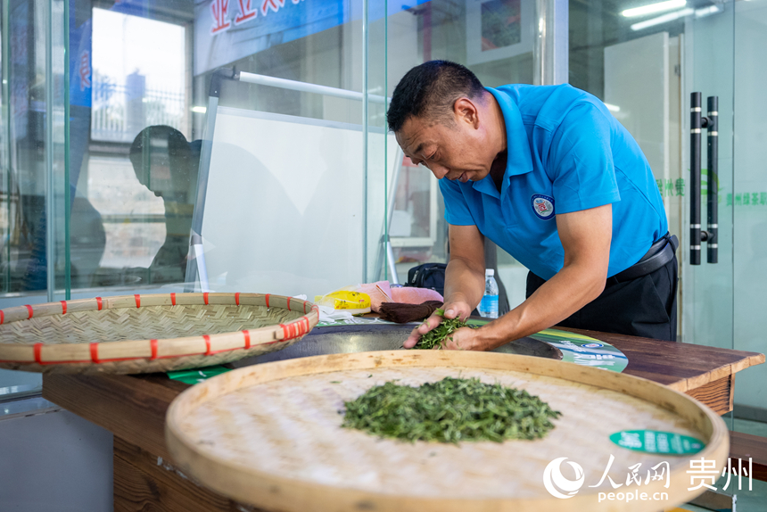 手工綠茶加工比賽現場。人民網記者 涂敏攝