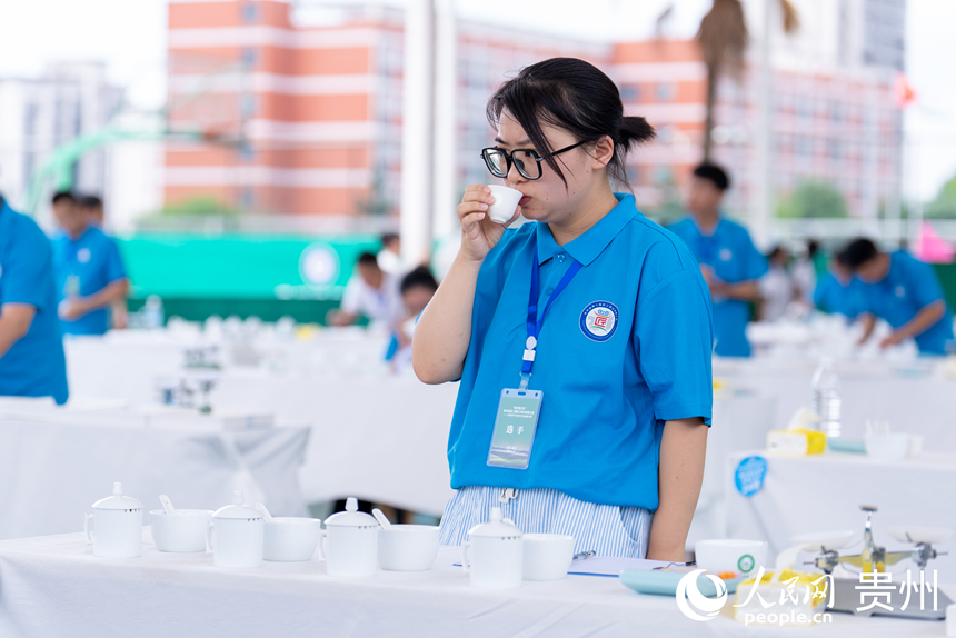 評茶師比賽現場。人民網記者 涂敏攝