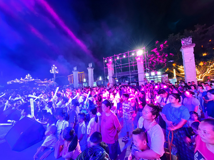 江邊音樂會。