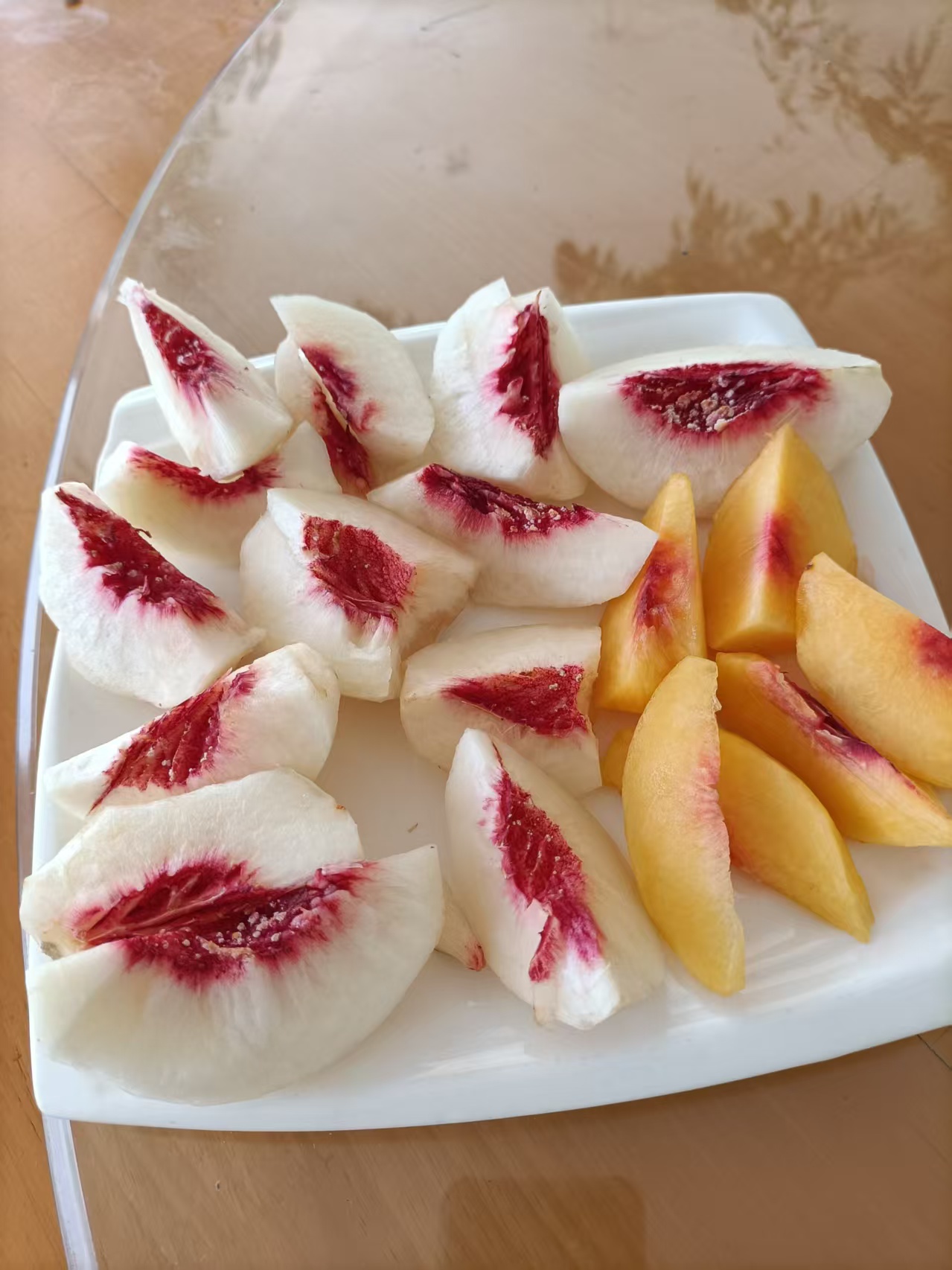 白桃和黃桃。