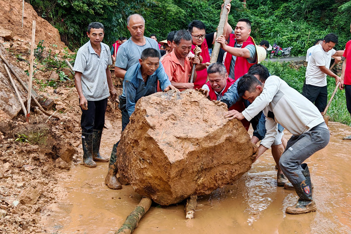 黨員志愿者和群眾在大河鎮和平村疏通道路。