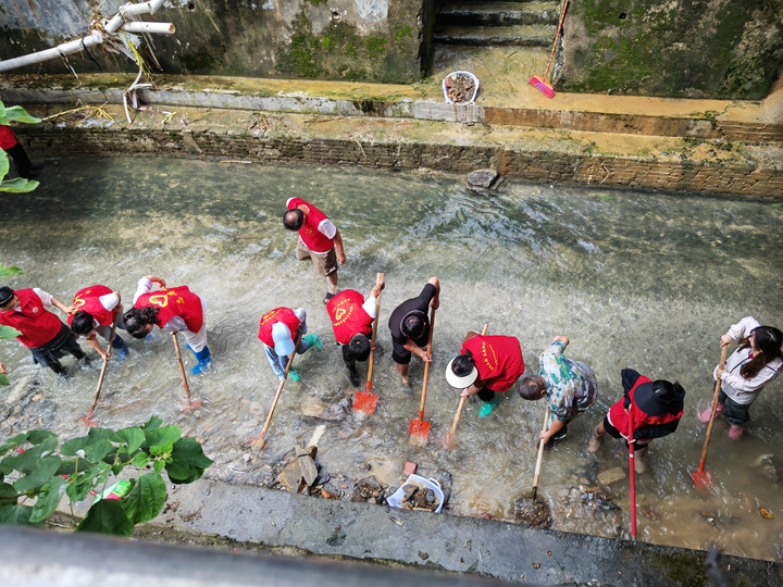 災后清理河道。