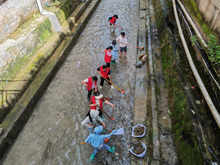 災后清理河道。