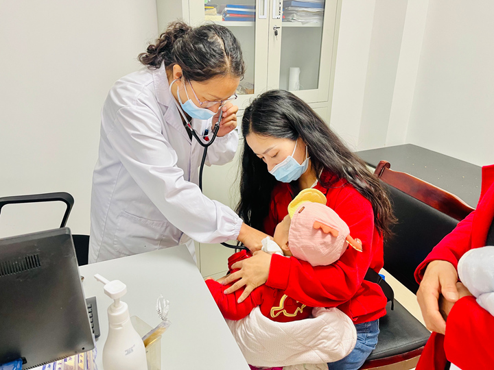 威寧自治縣婦幼保健院醫務人員正在為兒童檢查。