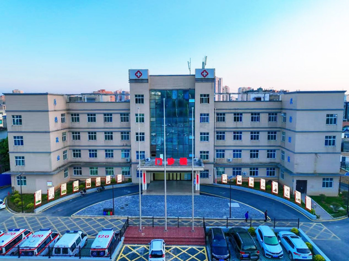 改擴建后的威寧自治縣中醫醫院門診大樓。