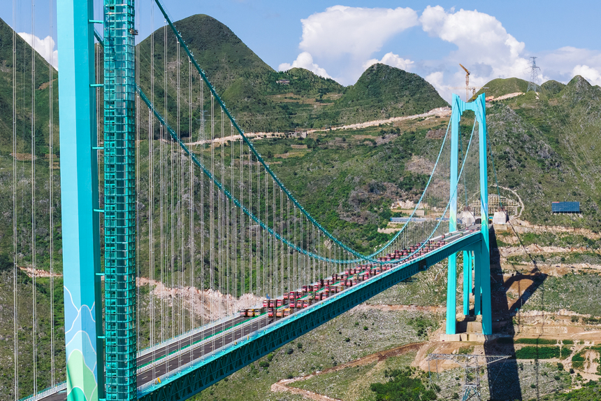 8月25日，花江峽谷大橋正在進行荷載試驗。 胡應鋒攝