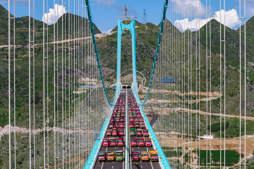 8月25日，花江峽谷大橋正在進行荷載試驗。 胡應鋒攝