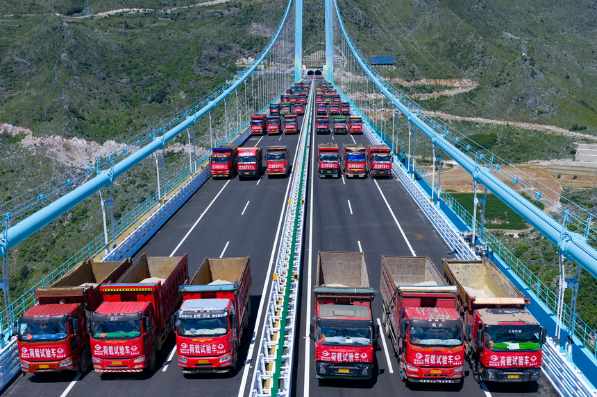 8月25日，花江峽谷大橋正在進行荷載試驗。 胡應鋒攝