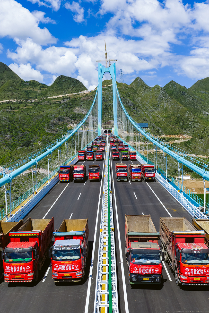 8月25日，花江峽谷大橋正在進行荷載試驗。 胡應鋒攝