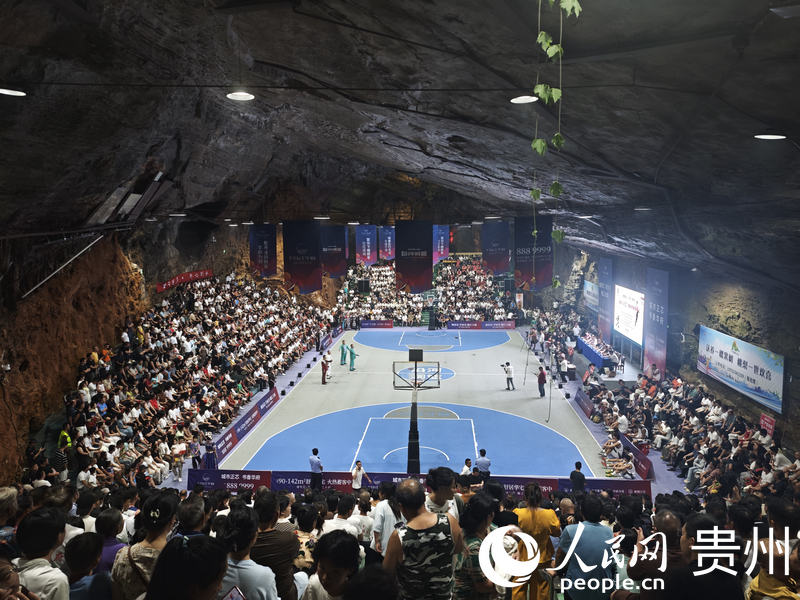 沿河縣黑水鎮鳳鳴洞籃球場。人民網 黃小桃攝