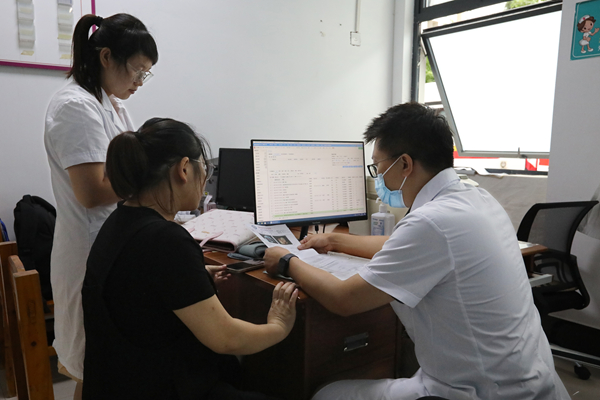 幫扶專家正為孕媽媽們進行產檢和孕期健康指導。