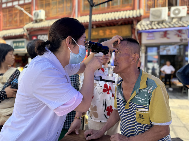 耳鼻喉科科室醫師為群眾檢查眼睛。李麗攝