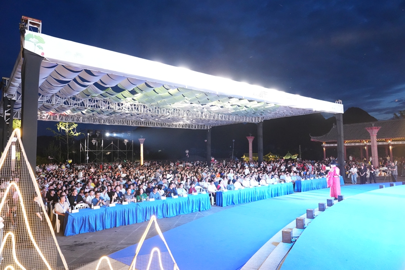 戲劇節開幕。