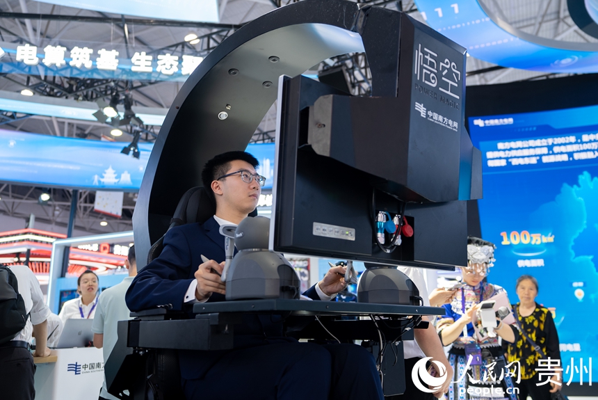 專業展現場，工作人員操作展示帶電作業機器人。人民網記者 涂敏攝