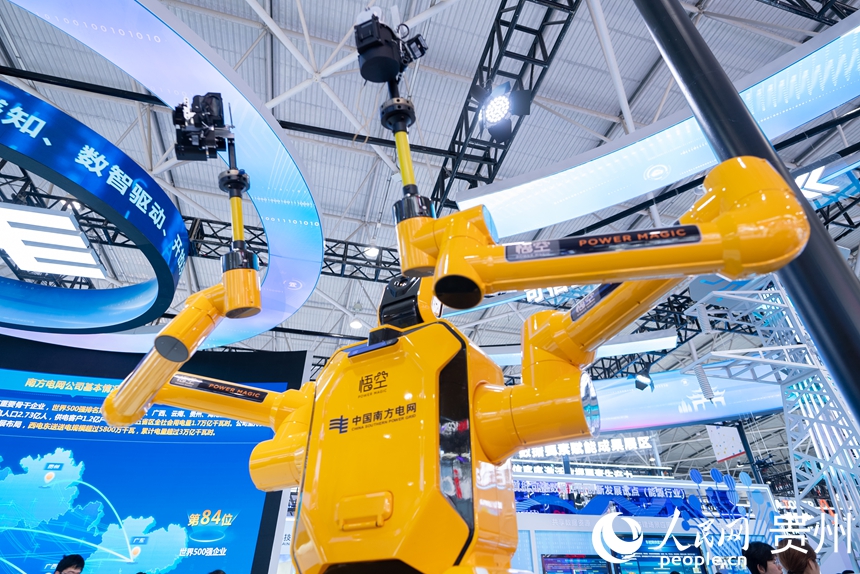 專業展現場展出的帶電作業機器人。人民網記者 涂敏攝