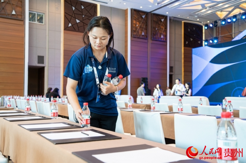 “2025數博會·DATA之夜”現場，來自貴州開放大學的志愿者在開展服務。人民網 陽茜攝 