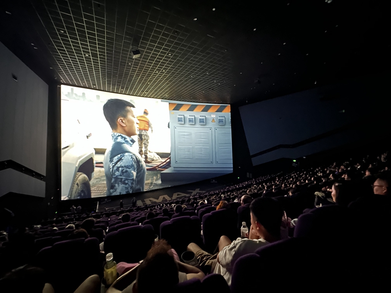 影迷們在貴陽越界影城IMAX-GT銀幕觀看《蛟龍行動（特別版）》。